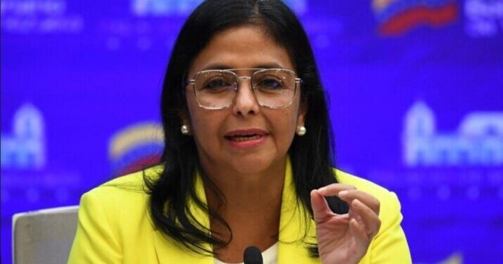 المحكمة العليا في فنزويلا أمرت نائبة الرئيس الفنزويلي بتولي رئاسة البلاد مؤقتا